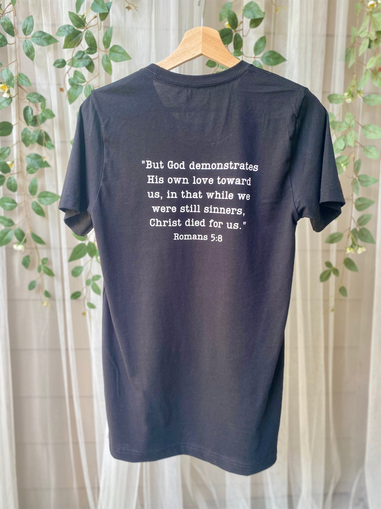 Cross - Romans 5:8 Tee