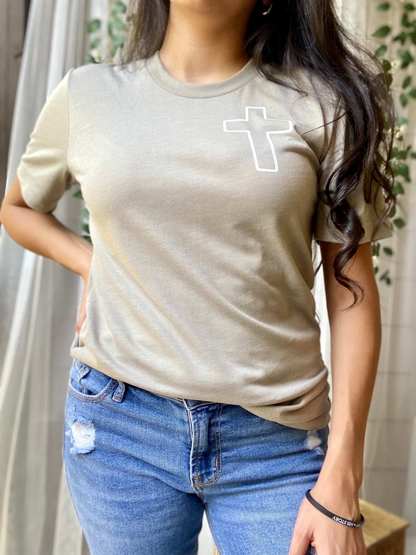 Cross - Romans 5:8 Tee