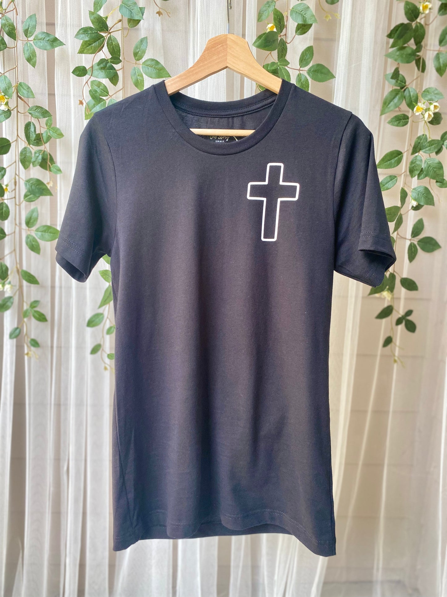 Cross - Romans 5:8 Tee