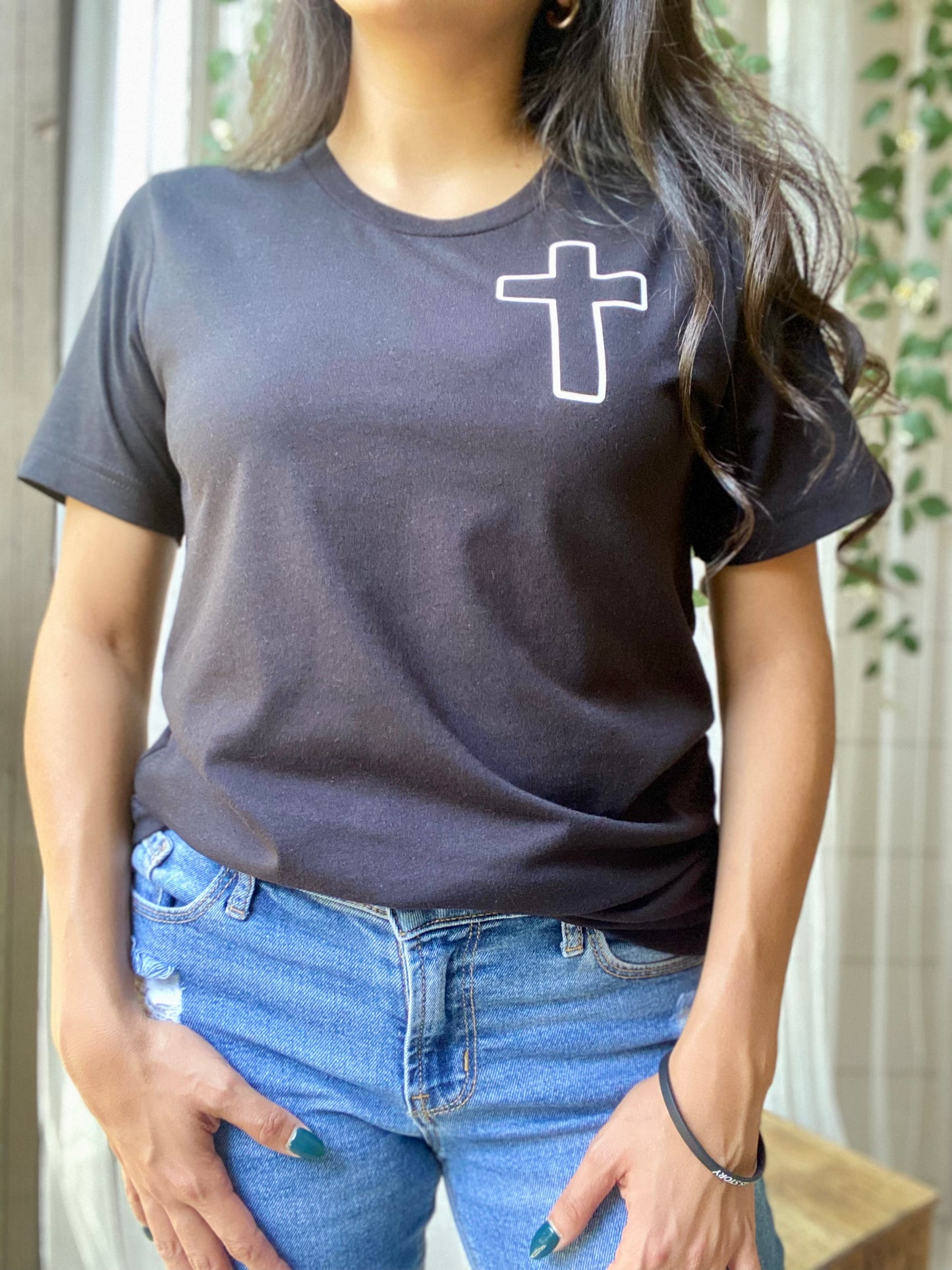 Cross - Romans 5:8 Tee